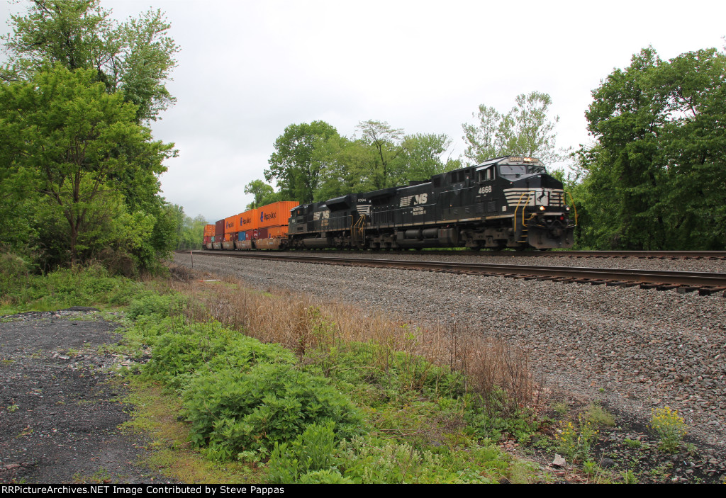 NS 4668 and 1094 take an intermodal train east through Cove PA